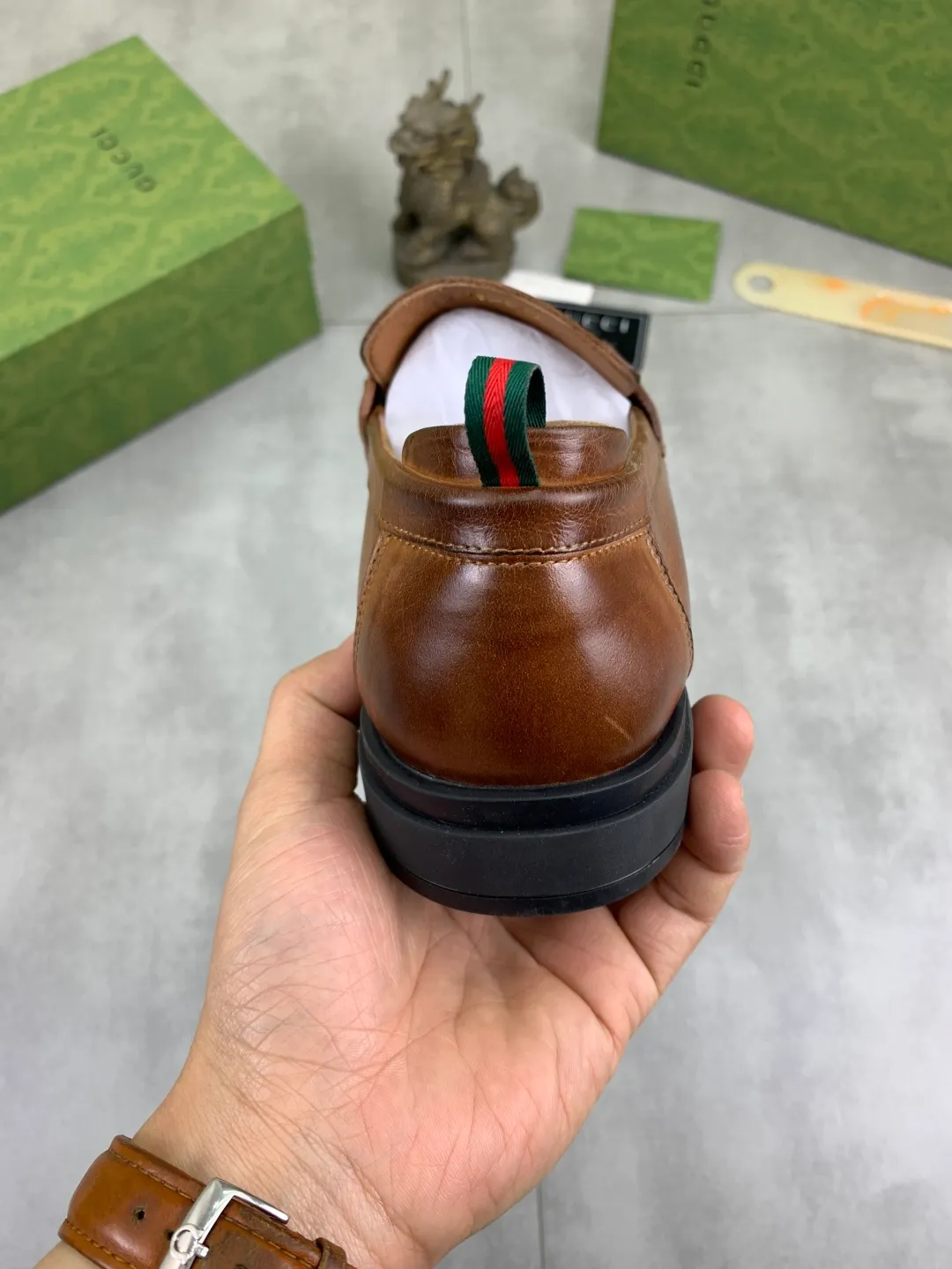 Men's shoes💰P500💰【New model, soft and comfortable Gucci classic business leather shoes hot selection (Gucci) official website latest Gucci 🎁 business leather shoes, hot style 💥 simple and elegant style, exclusive for trendy men. Unique official website latest brand original double G embossed element 👑Gucci Original decoration, fashionable and generous, made of original calfskin ✅ fully imported first-layer pigskin lining, official website designated wear-resistant, rubber business outsole, real-life photos of classic models at the counter 🎬38-44 (customized for 45) 3⃣️ colors available